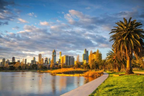 Spacious 1 Bedroom Apartment Opposite Albert Park Lake, Free Parking, Private Courtyard,